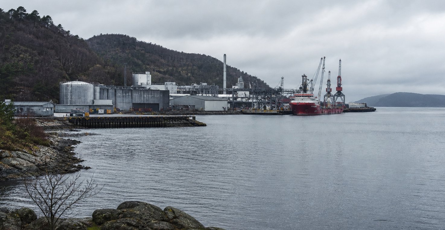 Industrianlegg ved fjorden