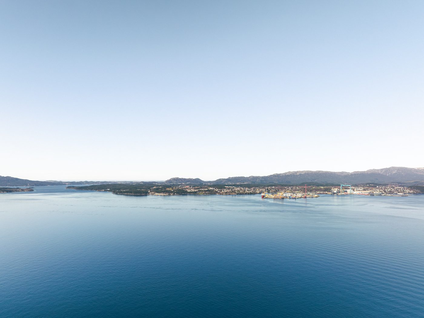 Stord sett fra lufta, med verft og fjord